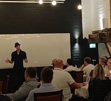 Illusionist Marco Thomsen performer til konference kickoff event for salgsafdeling